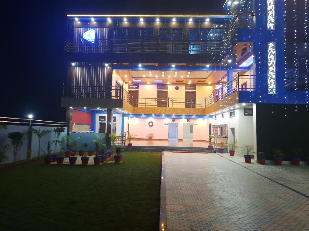 Hotel Blue Diamond Bahraich Bagian luar foto